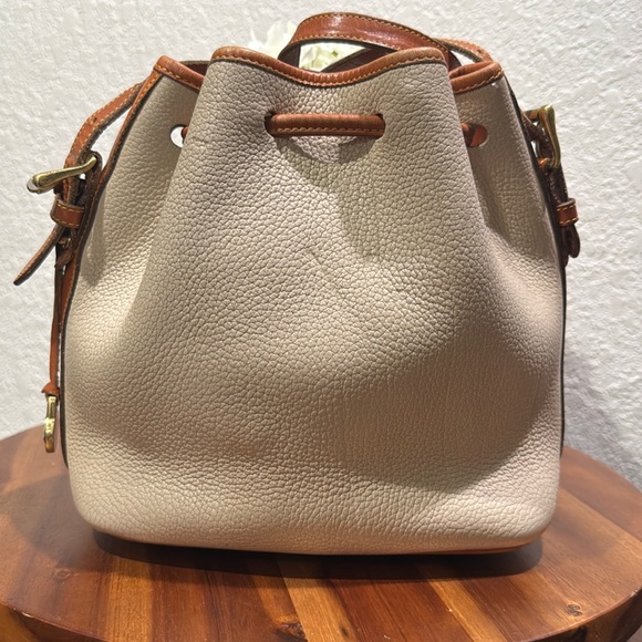 Dooney & Bourke A6-898762 Vintage Bucket Shoulder Bag - Picture 5 of 16